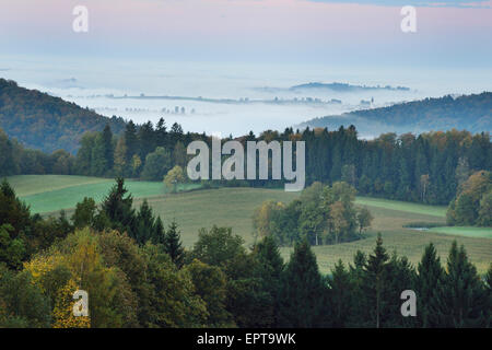Malerischen Überblick über Land und Hügeln an einem frühen, Herbst Morgen mit Nebel, Nationalpark Bayerischer Wald, Bayern, Deutschland Stockfoto