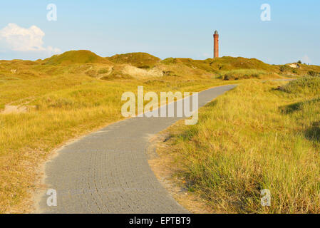 Dünen-Radweg mit Leuchtturm im Sommer, Norderney, Nordsee, Ost Friesland Insel senken Sachsen, Deutschland Stockfoto