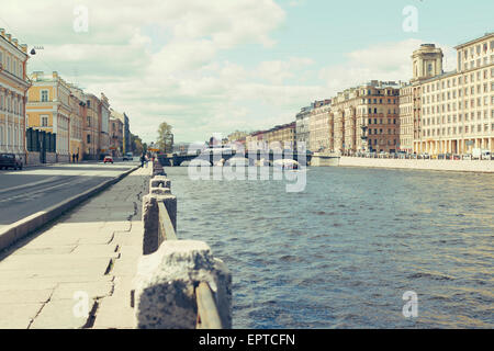 Damm und Brücke der Fontanka Fluss, Sankt Petersburg Stockfoto