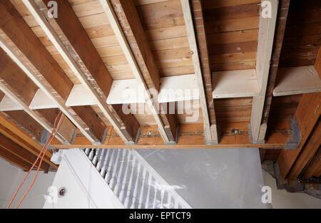 Deckenbalken und Treppe des Hauses im Bau Stockfoto