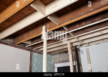 Deckenbalken von zu Hause im Bau Stockfoto