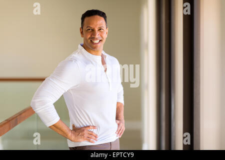 Porträt der glückliche Mann mittleren Alters in die Kamera schaut Stockfoto