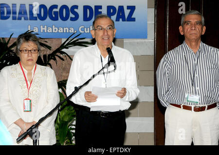 Havanna, Kuba. 21. Mai 2015. Der Leiter der Delegation der kolumbianischen Regierung in Friedensgespräche mit der revolutionären Streitkräfte Kolumbiens (FARC) Humberto De La Calle(C) hält eine Rede zu Beginn der Runde der Friedensgespräche mit der FARC in den Palast der Konventionen von Havanna in Havanna, Kuba, am 21. Mai 2015. © Vladimir Molina/Prensa Latina/Xinhua/Alamy Live-Nachrichten Stockfoto