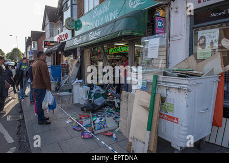 London, UK. 21. Mai 2015. Eigentümer werden nach dem Autounfälle durch Ladenfront in Wembley Aufräumen beginnen. London, UK. Bildnachweis: Peter Manning/Alamy Live-Nachrichten Stockfoto