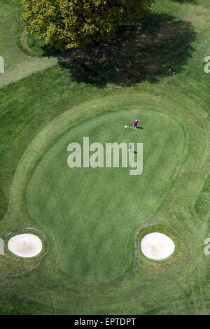 Luftaufnahme von einem Golfloch auf einem Golfplatz Stockfoto