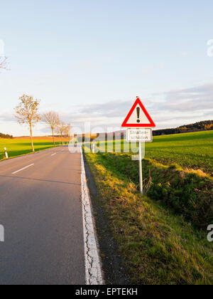 Gehen Sie mit Vorsicht Schild auf der Autobahn durch Weserbergland, Nordrhein-Westfalen, Deutschland Stockfoto