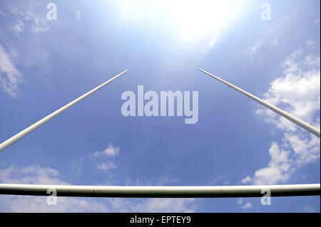 Rugby-Torpfosten mit Stadion-Strahler und blauer Himmel im Hintergrund Stockfoto