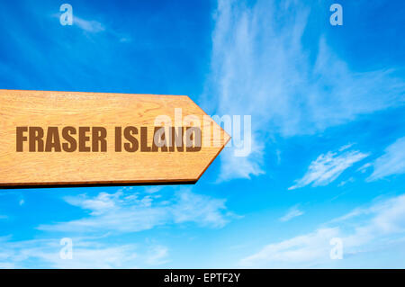 Hölzerne Pfeil Wegweiser Ziel FRASER ISLAND, Australien gegen klar blauen Himmel mit textfreiraum zur Verfügung. Zielbild Konzept Reisen Stockfoto