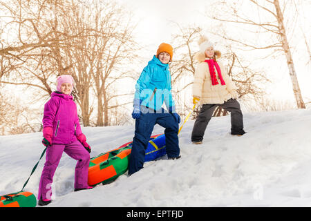 Drei Kinder zu Fuß und führen Rohre in Wald Stockfoto