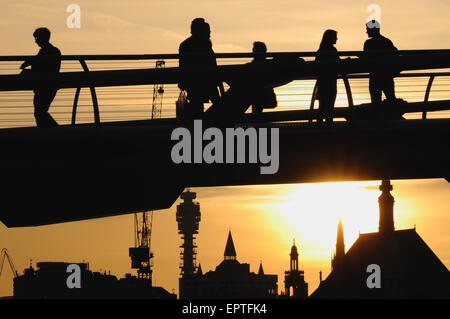 Fußgänger in der Silhouette auf die Millennium Bridge, London, bei Sonnenuntergang Stockfoto