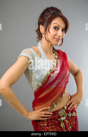 Erwachsene indische Frau im Studio auf grauem Hintergrund isoliert Stockfoto