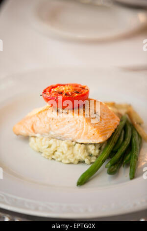 Lachs auf Reis mit Tomaten und grüne Bohnen bei Hochzeitsfeier, Niagara-on-the-Lake, Ontario, Kanada Stockfoto