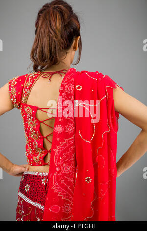 Erwachsene indische Frau im Studio auf grauem Hintergrund isoliert Stockfoto