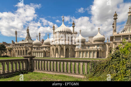 Blick auf das Royal Pavilion, eine ehemalige königliche Residenz in Brighton, East Sussex, England, UK. Es ist ein UNESCO-Weltkulturerbe. Stockfoto