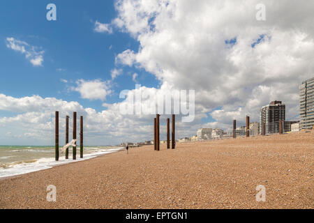 Reste des zerstörten West Pier am Strand von Brighton, East Sussex, England, UK. Stockfoto