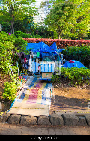 Einen Obdachlosen Unterschlupf in einem Park in Tokio Japan Stockfoto