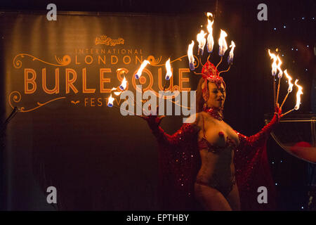 Im Bild: Ivizia Dakini aus Portland/USA funktioniert mit dem Feuer. Eröffnungs-Gala der Londoner Burlesque Festival 2015 um Dingwalls, Camden.  Das Festival, organisiert von Chaz Royal, findet bis zum 31. Mai mit 17 verschiedenen Shows über verschiedene Veranstaltungsorte in London. Stockfoto