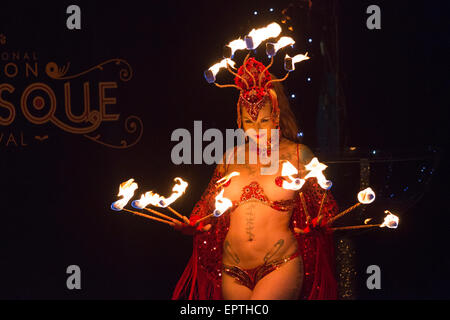 Im Bild: Ivizia Dakini aus Portland/USA funktioniert mit dem Feuer. Eröffnungs-Gala der Londoner Burlesque Festival 2015 um Dingwalls, Camden.  Das Festival, organisiert von Chaz Royal, findet bis zum 31. Mai mit 17 verschiedenen Shows über verschiedene Veranstaltungsorte in London. Stockfoto