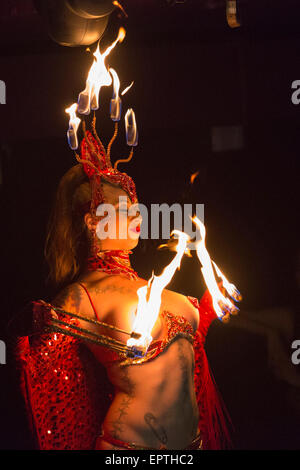 Im Bild: Ivizia Dakini aus Portland/USA funktioniert mit dem Feuer. Eröffnungs-Gala der Londoner Burlesque Festival 2015 um Dingwalls, Camden.  Das Festival, organisiert von Chaz Royal, findet bis zum 31. Mai mit 17 verschiedenen Shows über verschiedene Veranstaltungsorte in London. Stockfoto