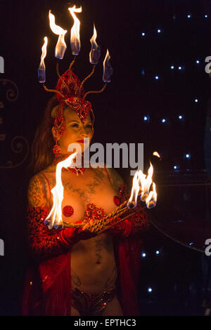 Im Bild: Ivizia Dakini aus Portland/USA funktioniert mit dem Feuer. Eröffnungs-Gala der Londoner Burlesque Festival 2015 um Dingwalls, Camden.  Das Festival, organisiert von Chaz Royal, findet bis zum 31. Mai mit 17 verschiedenen Shows über verschiedene Veranstaltungsorte in London. Stockfoto