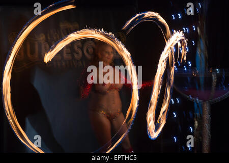 Im Bild: Ivizia Dakini aus Portland/USA funktioniert mit dem Feuer. Eröffnungs-Gala der Londoner Burlesque Festival 2015 um Dingwalls, Camden.  Das Festival, organisiert von Chaz Royal, findet bis zum 31. Mai mit 17 verschiedenen Shows über verschiedene Veranstaltungsorte in London. Stockfoto