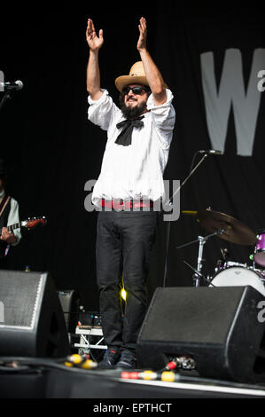 Vinicio Capossela, italienischer Sänger und Songwriter, durchführen mit Leben The Post Office-Band auf der Open Air Bühne bei WOMAD UK. Stockfoto