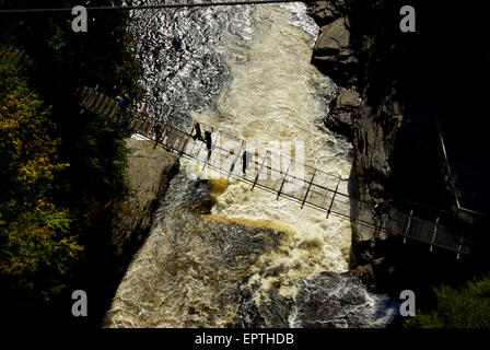 Fußgänger-Hängebrücke über den Fluss Schlucht Wasserfall Canyon Ste Anne Park Stockfoto