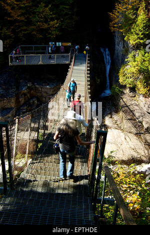 Fußgänger auf der Hängebrücke über den Fluss Schlucht Wasserfall Canyon Ste Anne Park Stockfoto