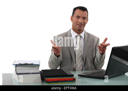 Arroganter Geschäftsmann saß am Schreibtisch Stockfoto