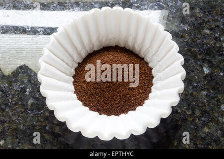 Frischen Kaffeesatz bereit für morgen gebraut werden Ruck Koffein Stockfoto