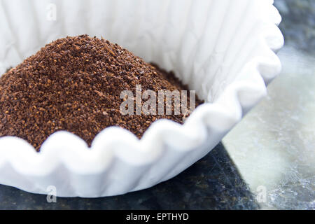 Frischen Kaffeesatz bereit für morgen gebraut werden Ruck Koffein Stockfoto