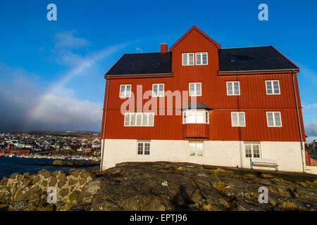 Alten Parlamentsgebäude in Tórshavn, Färöer Inseln, mit einem Regenbogen Stockfoto