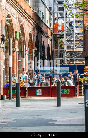 Menschen einen Drink an der Bar Hop unterhalb der Bahnbögen Getreidespeicher Wharf von Leeds und Liverpool Canal, Leeds Stockfoto