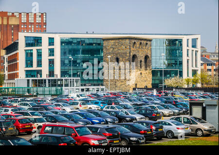 Parkplatz mit Blick auf zentrale Kombi Hebezeug Leeds Wellington Place West Yorkshire, der Kontrast aus alt und neu Stockfoto