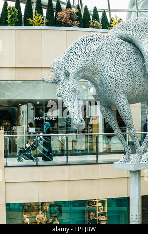 EQUUS ALTUS Andy Scott Sculpture von Pack Horse montiert zehn Meter hohen in Leeds Trinity Shopping Center mit Frau schieben Kinderwagen Stockfoto