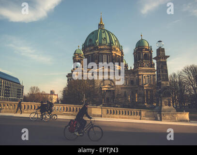 Alltag der Berliner mit der schönen Berliner Dom im Hintergrund bei Sonnenuntergang. Berlin, Deutschland. Nur zur redaktionellen Verwendung Stockfoto