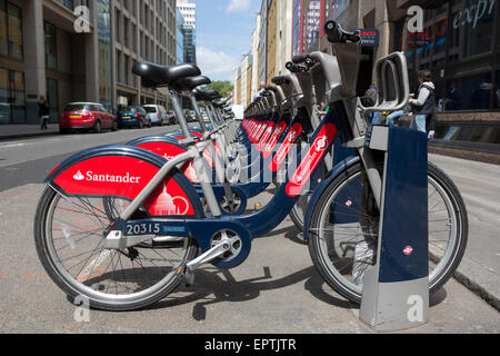 London-Zyklus mieten Fahrräder, namens Boris Bikes, gesponsert von Santander Bank, London, England, Vereinigtes Königreich Stockfoto