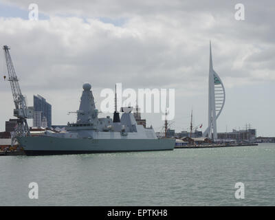 A Art 45 Zerstörer der Royal Navy, HMS Dauntless, D33 festgemacht in Portsmouth Naval Dockyard, England Stockfoto