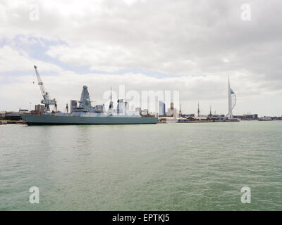 A Art 45 Zerstörer der Royal Navy, HMS Dauntless, D33 festgemacht in Portsmouth Naval Dockyard, England Stockfoto