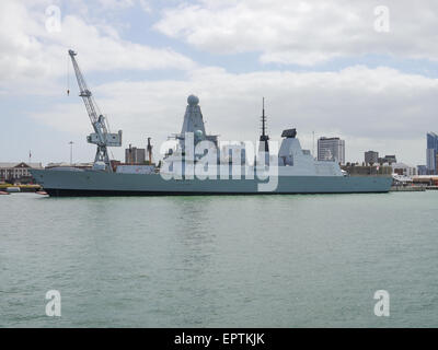 A Art 45 Zerstörer der Royal Navy, HMS Dauntless, D33 festgemacht in Portsmouth Naval Dockyard, England Stockfoto