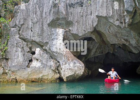 Kajakfahren in der Halong Bay Stockfoto