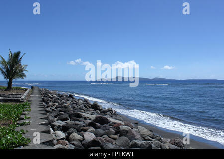 TALAUD, Indonesien. 13. Mai 2015. Likuang Strand in Tabukan, Sangir Insel. -Sangir Insel im nördlichsten Teil von der Provinz Nord-Sulawesi, hat ein sehr schönes Panorama und immer noch wach. Die ursprüngliche Natur wird beibehalten, weil Menschen immer noch bescheiden Leben und weiterhin die Umgebung informieren. Sangir Insel in das Hoheitsgebiet der Kreisverwaltung Sangihe, die von den Philippinen begrenzt ist. © Bios Andi Lariwu/Pacific Press/Alamy Live-Nachrichten Stockfoto