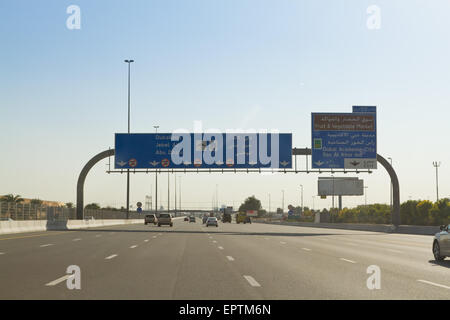 Verkehrszeichen und Verkehr auf Scheich Mohammed Bin Zayed Road E311, Dubai, Vereinigte Arabische Emirate Stockfoto