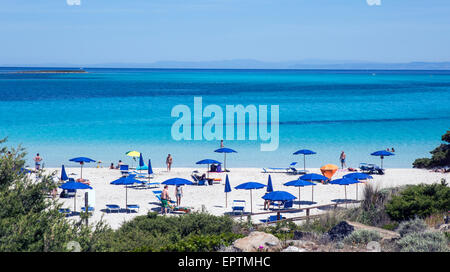 Menschen sitzen auf Stintino Strand Sardinien Italien Stockfoto