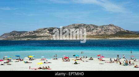 Menschen sitzen auf Stintino Strand Sardinien Italien Stockfoto