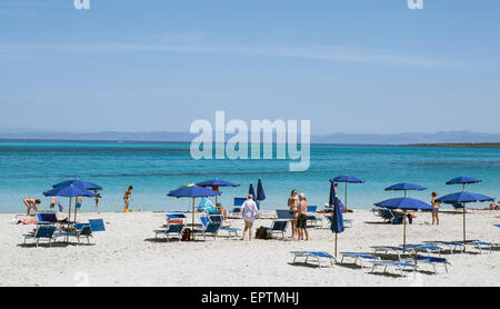 Menschen sitzen auf Stintino Strand Sardinien Italien Stockfoto