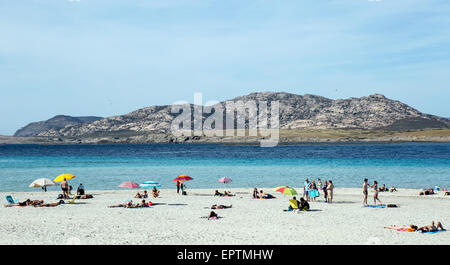 Menschen sitzen auf Stintino Strand Sardinien Italien Stockfoto