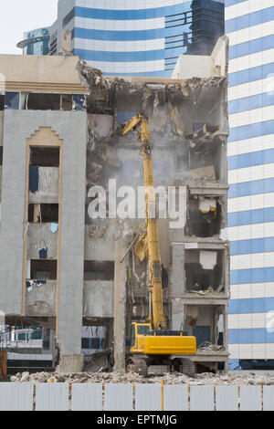 Betonrahmen Gebäude in Doha Katar abgerissen durch hydraulische Brecher Ausrüstung Stockfoto