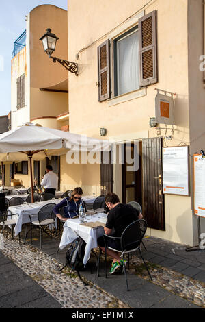 Restaurant bei Nacht Alghero Sardinien Italien Stockfoto