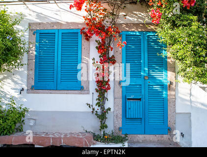 Traditionelle Häuser mit Balkonen und Blumen-Bosa-Sardinien-Italien Stockfoto